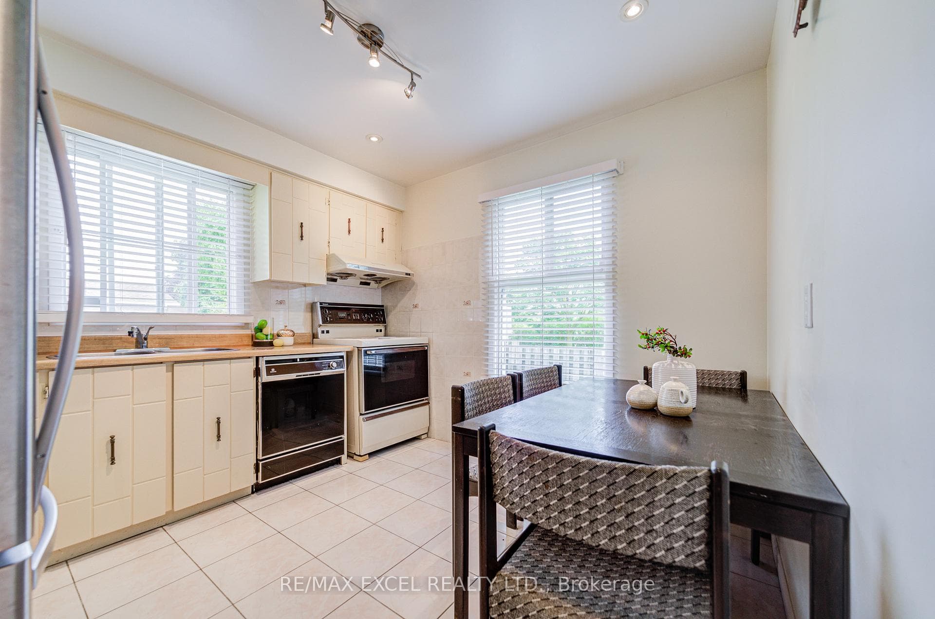 176 Goldhawk Trail photo 22