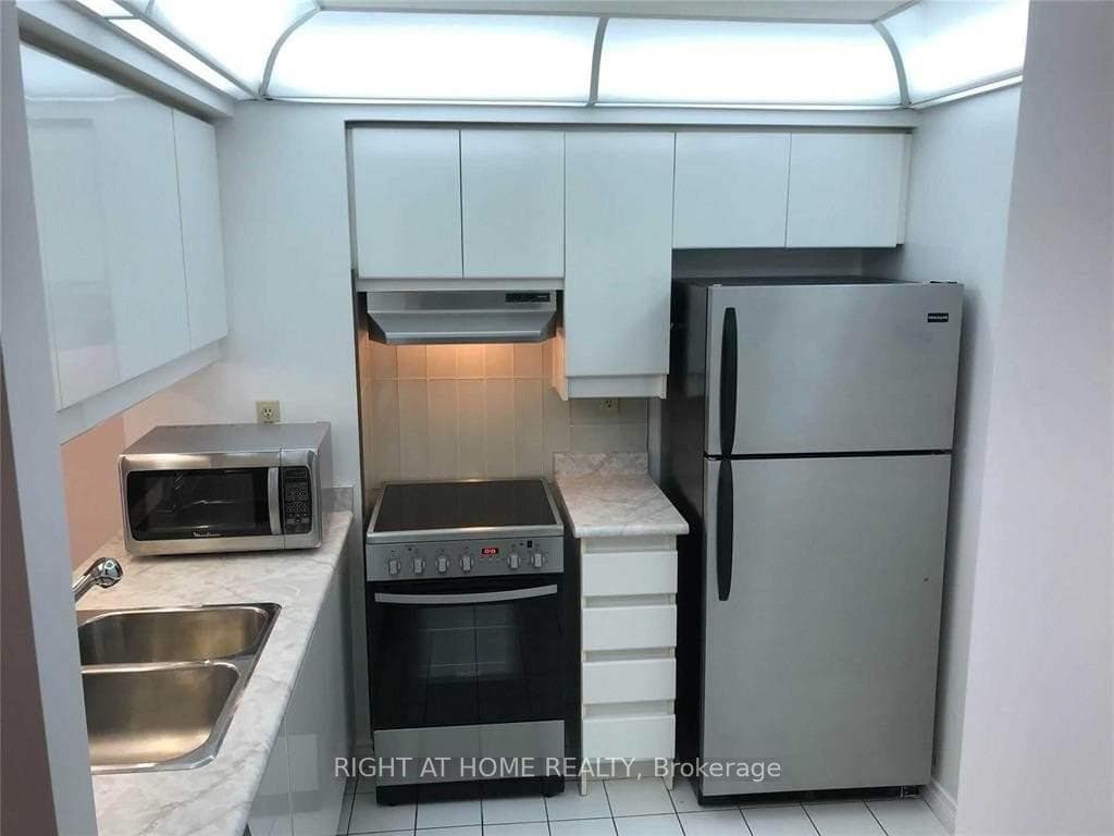 736 Bay Street Unit 502 photo 16