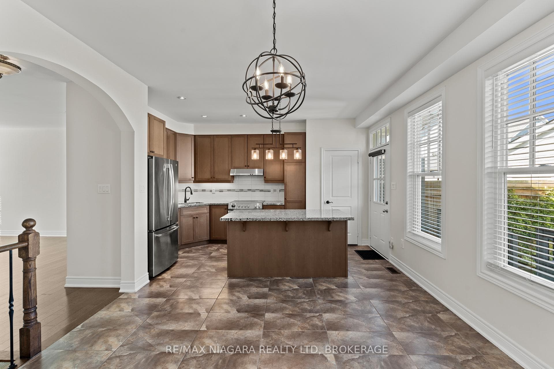 16 MACDONELL Road photo 12