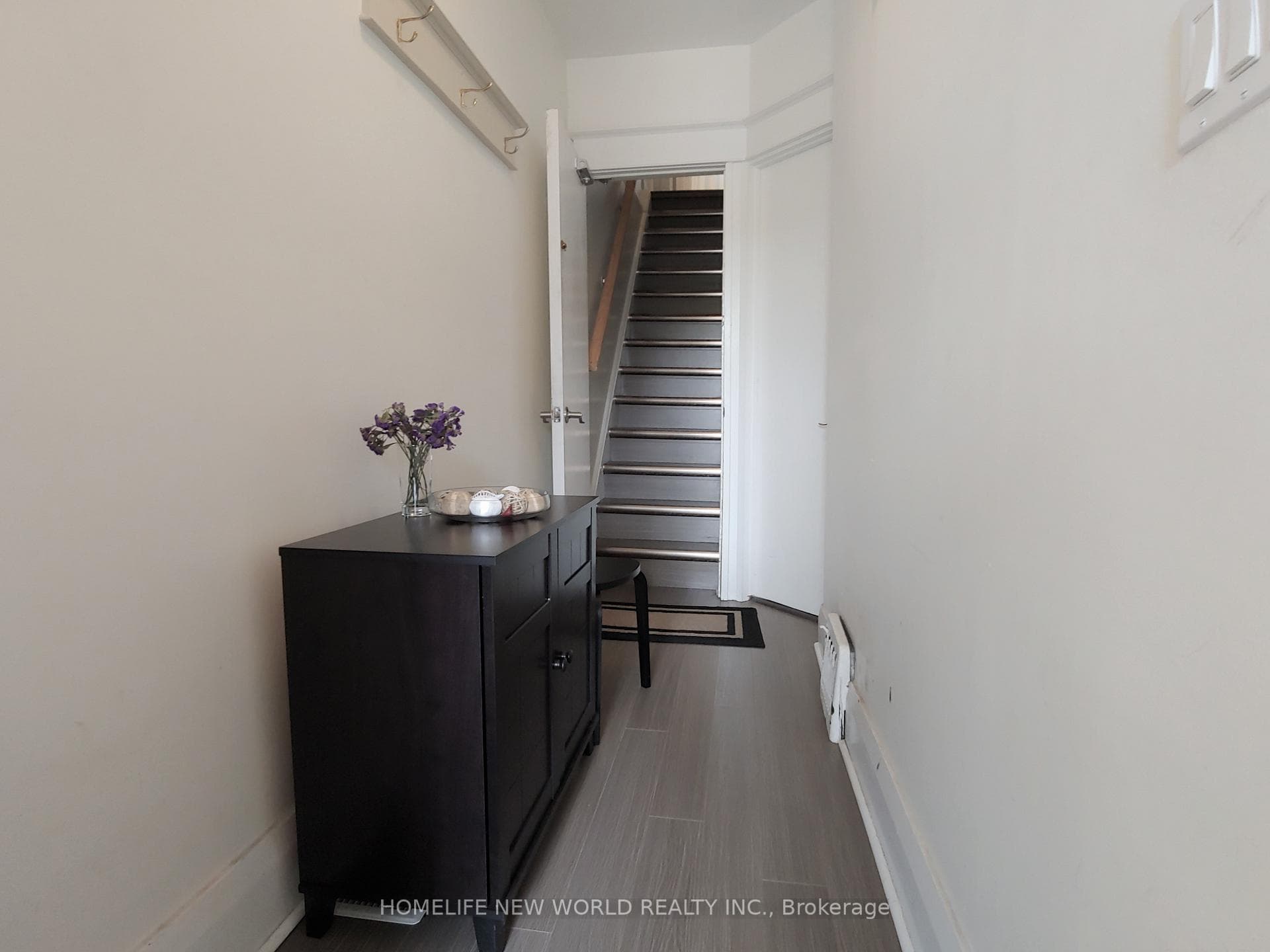 566 Glebeholme Boulevard Unit 2nd photo 4