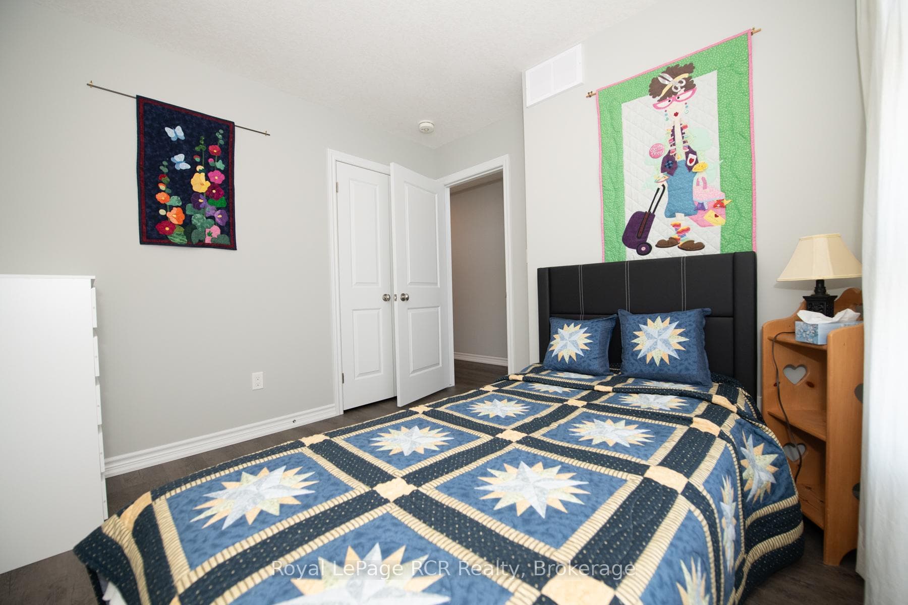 380 Wellington Street photo 11