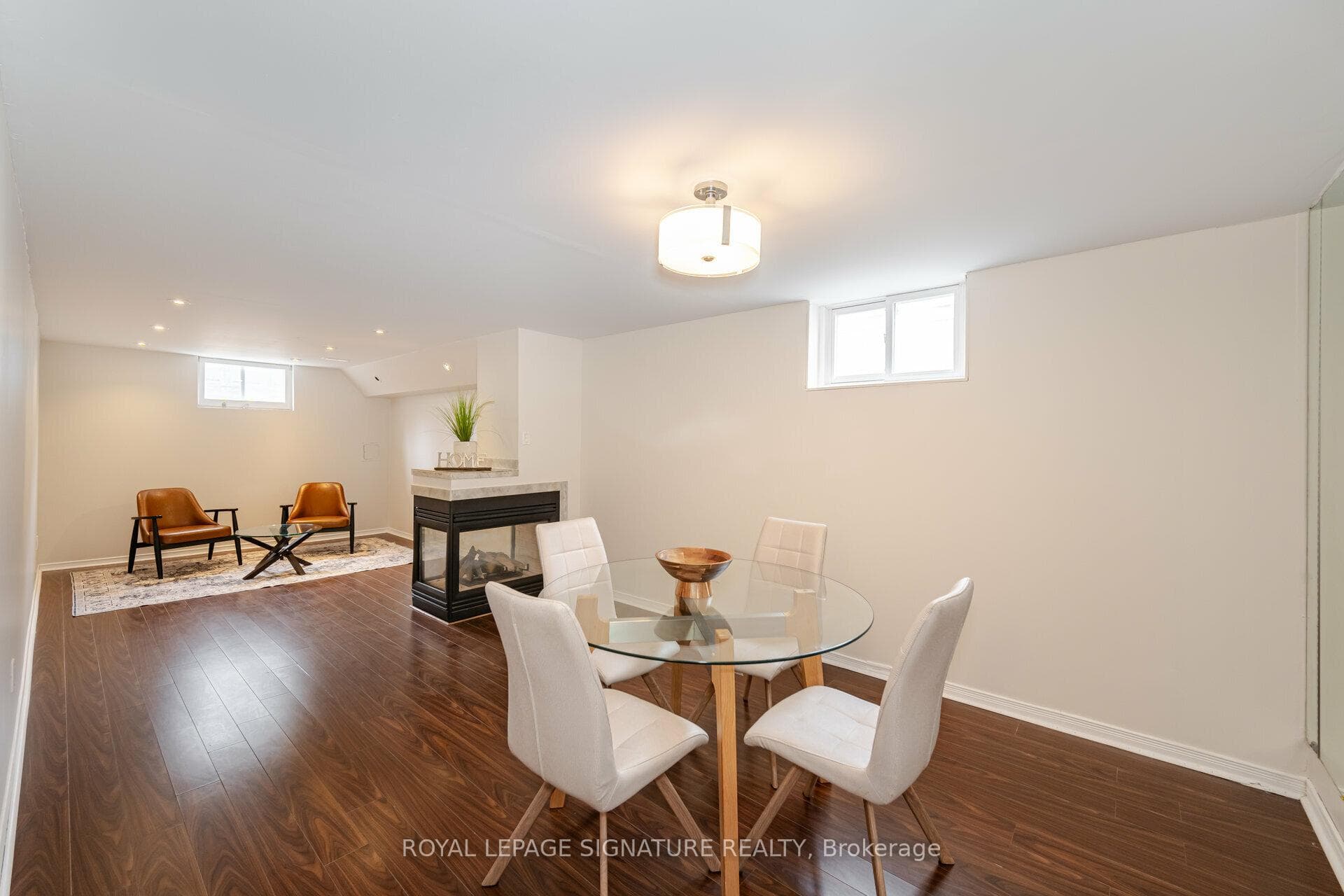 1586 Coram Crescent photo 25