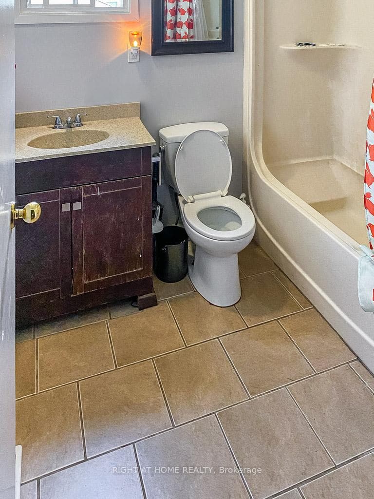 Upper apartment 4 pc bathroom