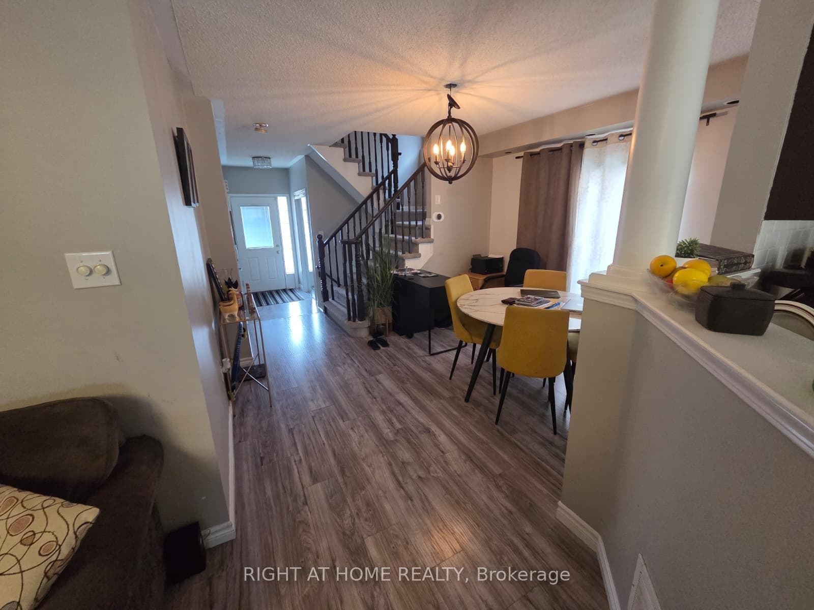 1156 Riddell Crescent photo 5