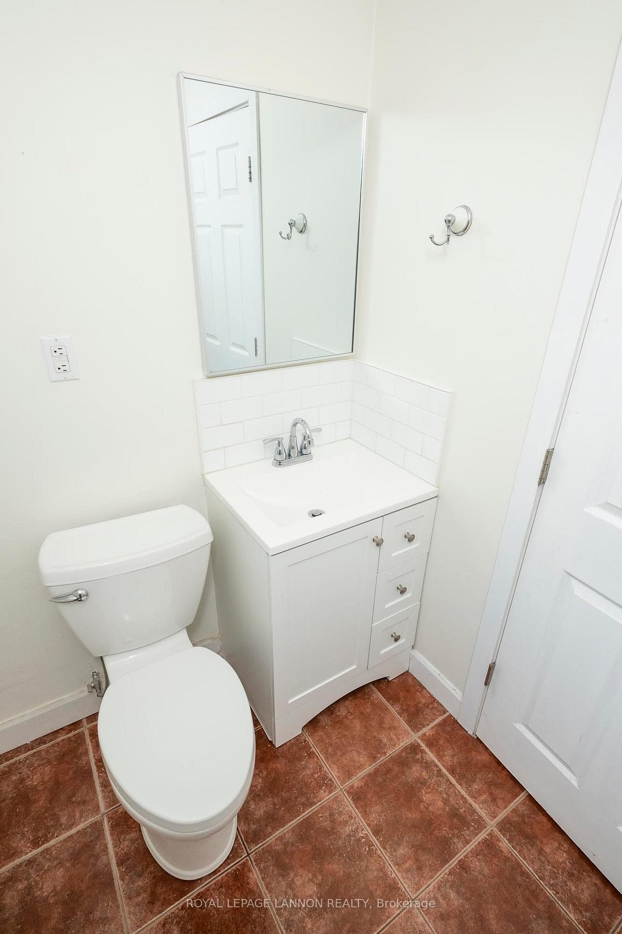 438 Algoma Street photo 23