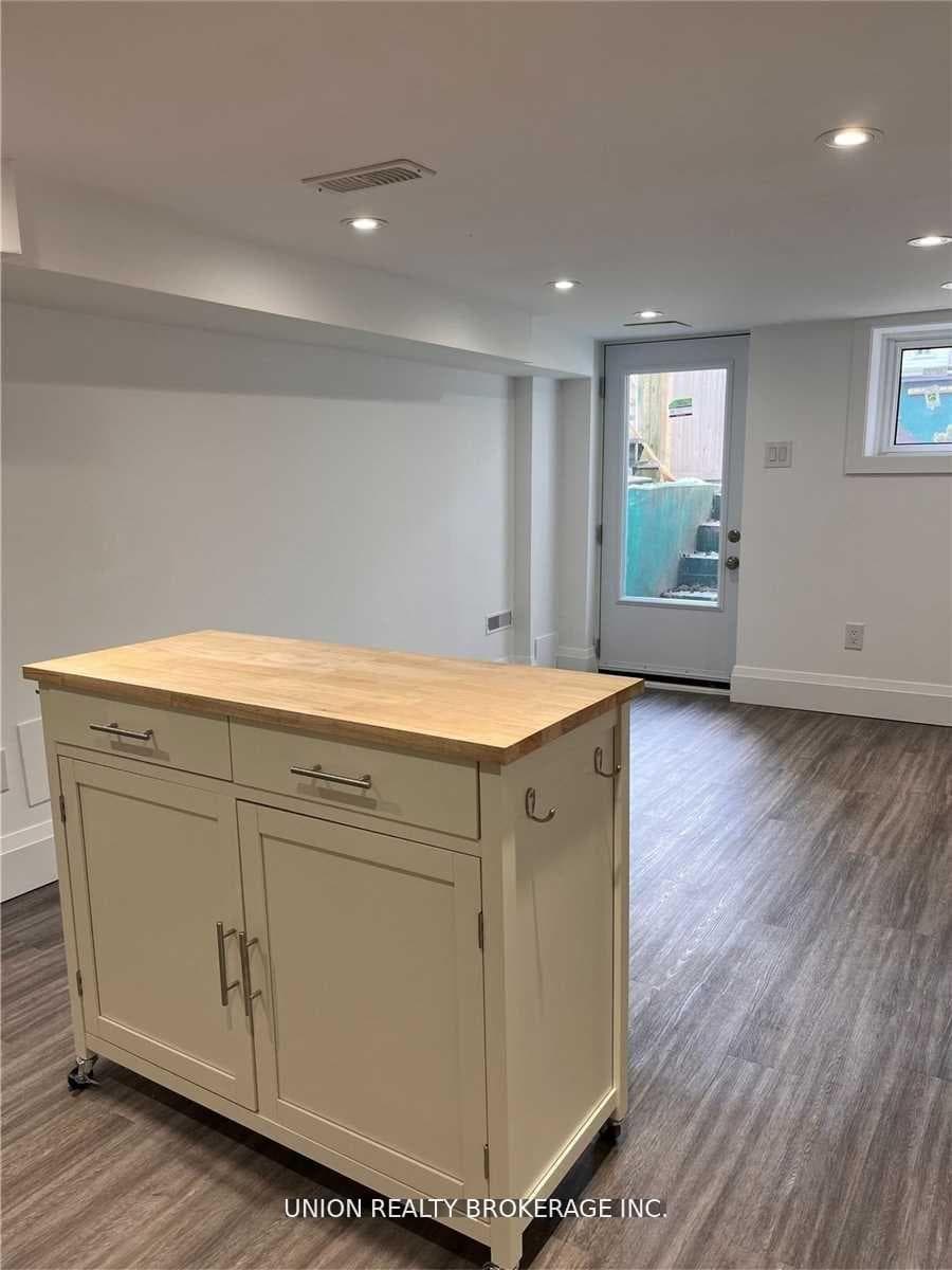 142 Pickering Street Unit Lower photo 2