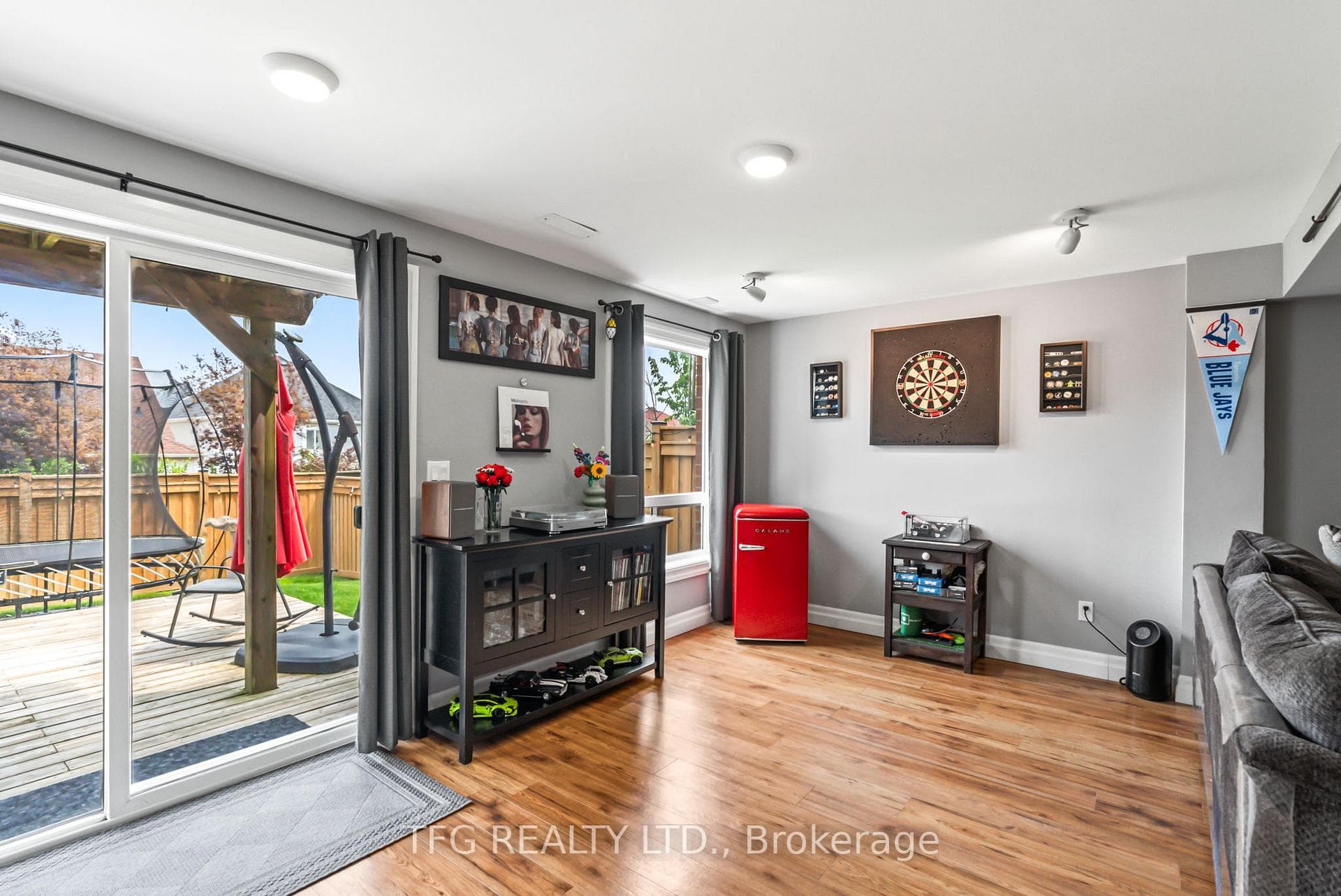 1187 Ashgrove Crescent photo 45