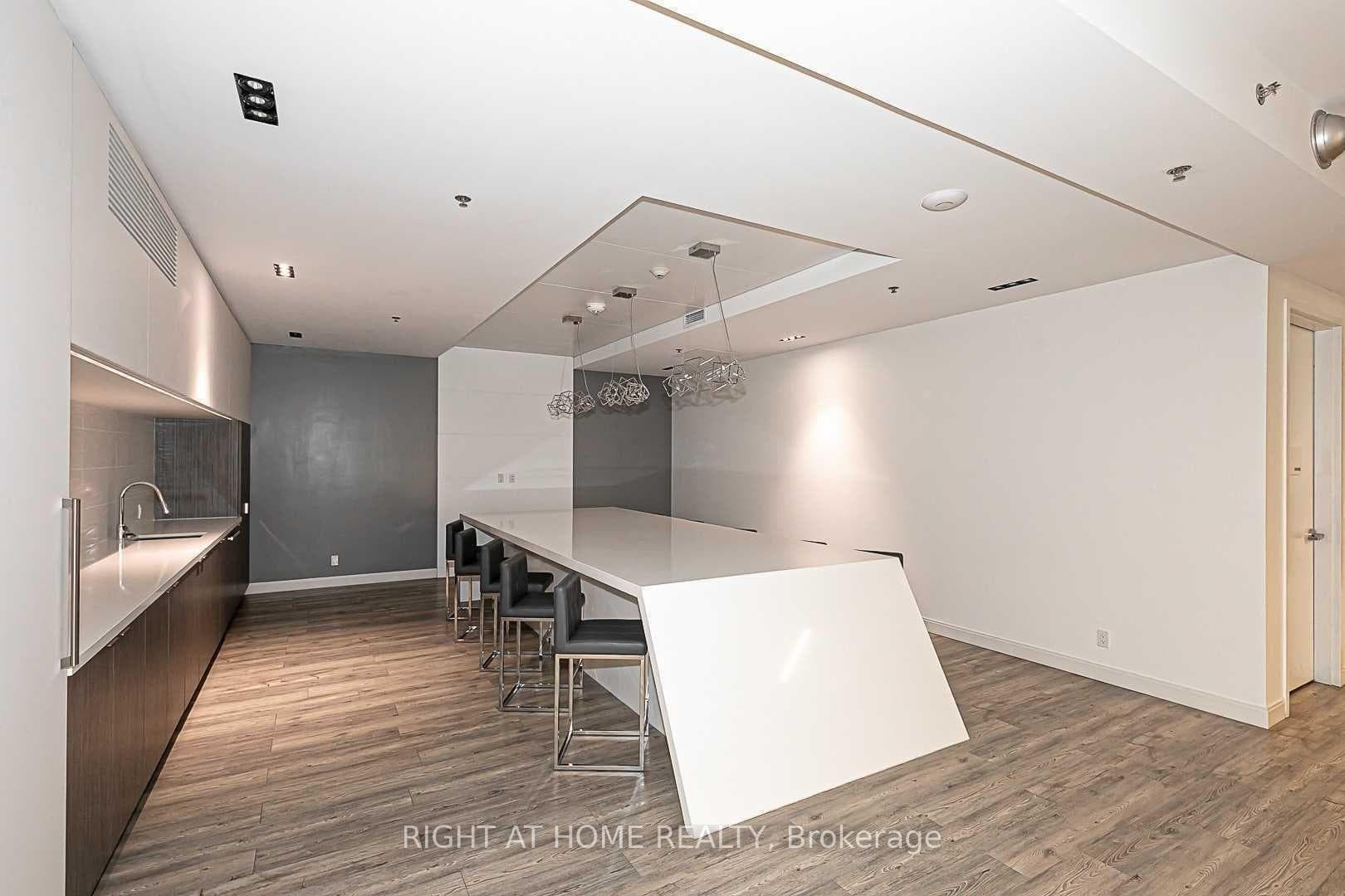181 Dundas Street Unit 5210 photo 16