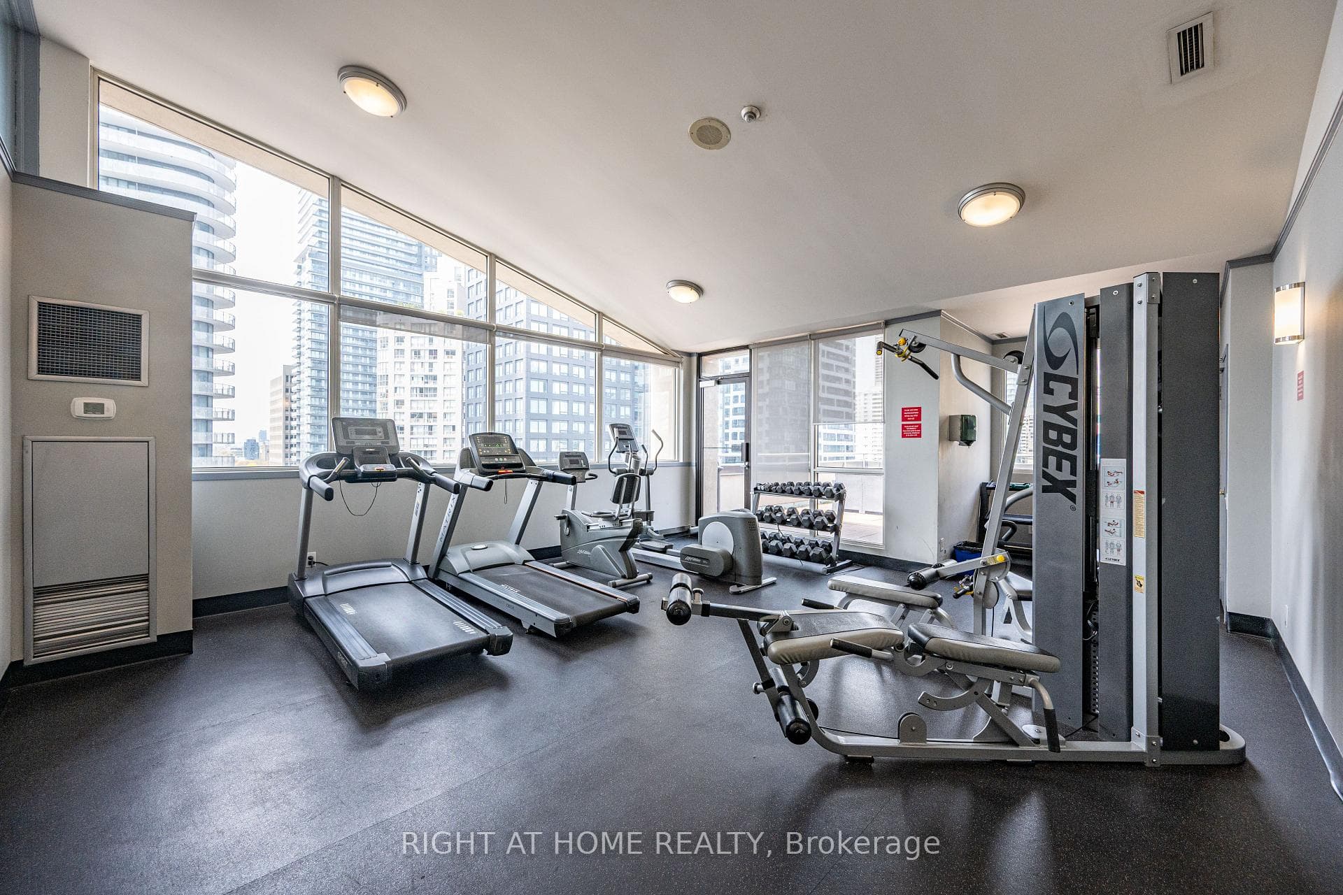 555 Yonge Street Unit 802 photo 17