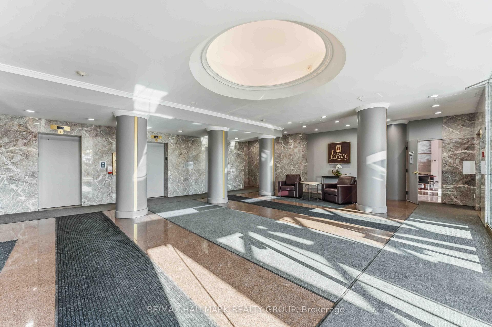 545 St Laurent Boulevard Unit 906 photo 3