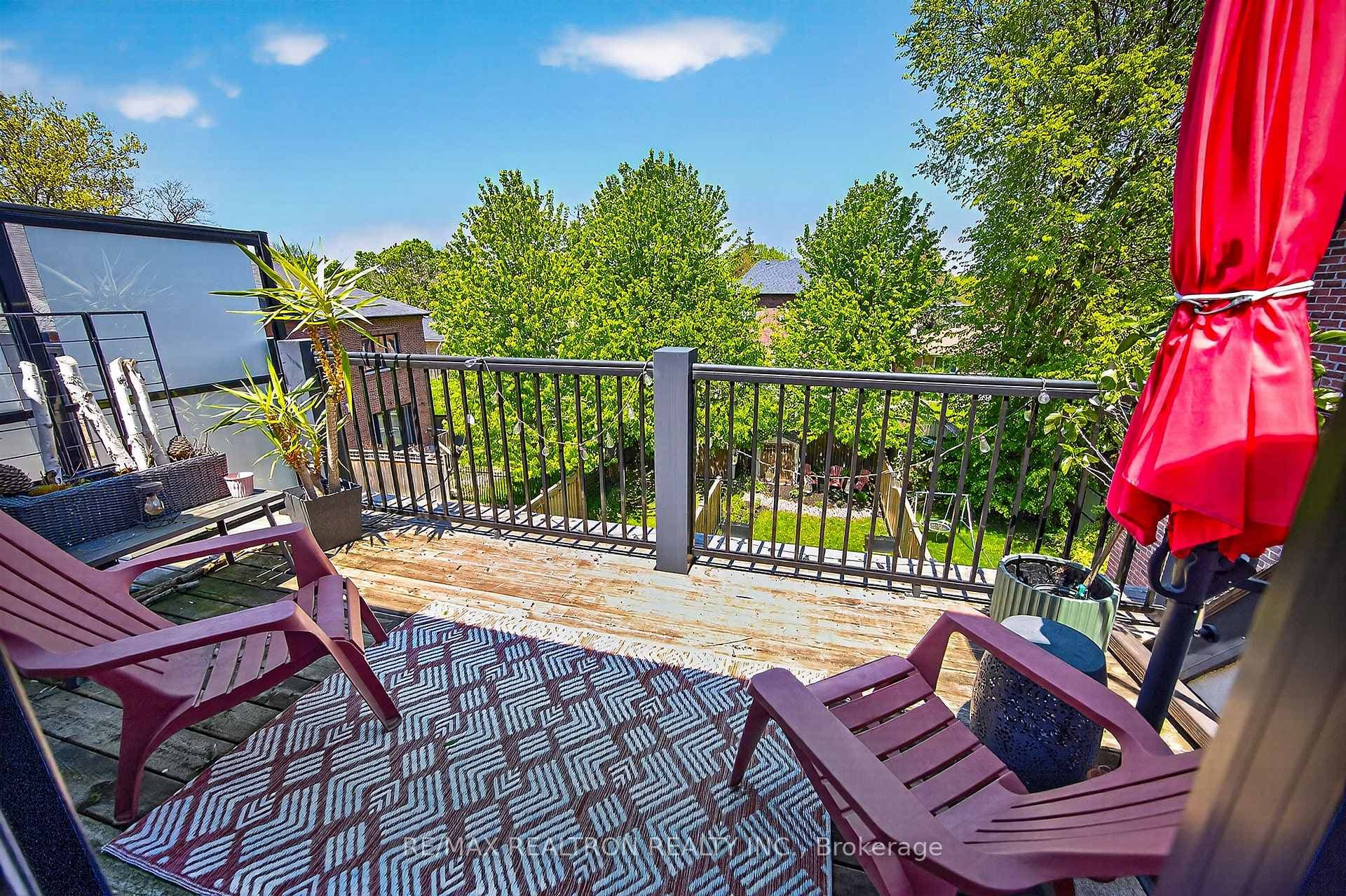 Overlooking 149Ft Of Backyard Oasis