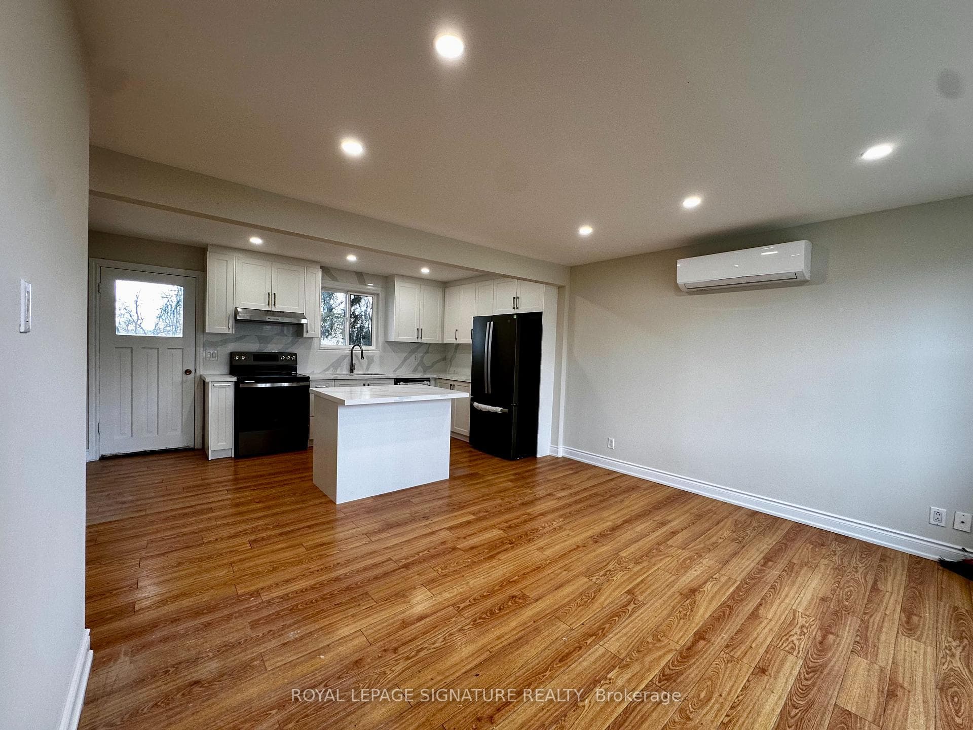 85 De La Salle Boulevard photo 3