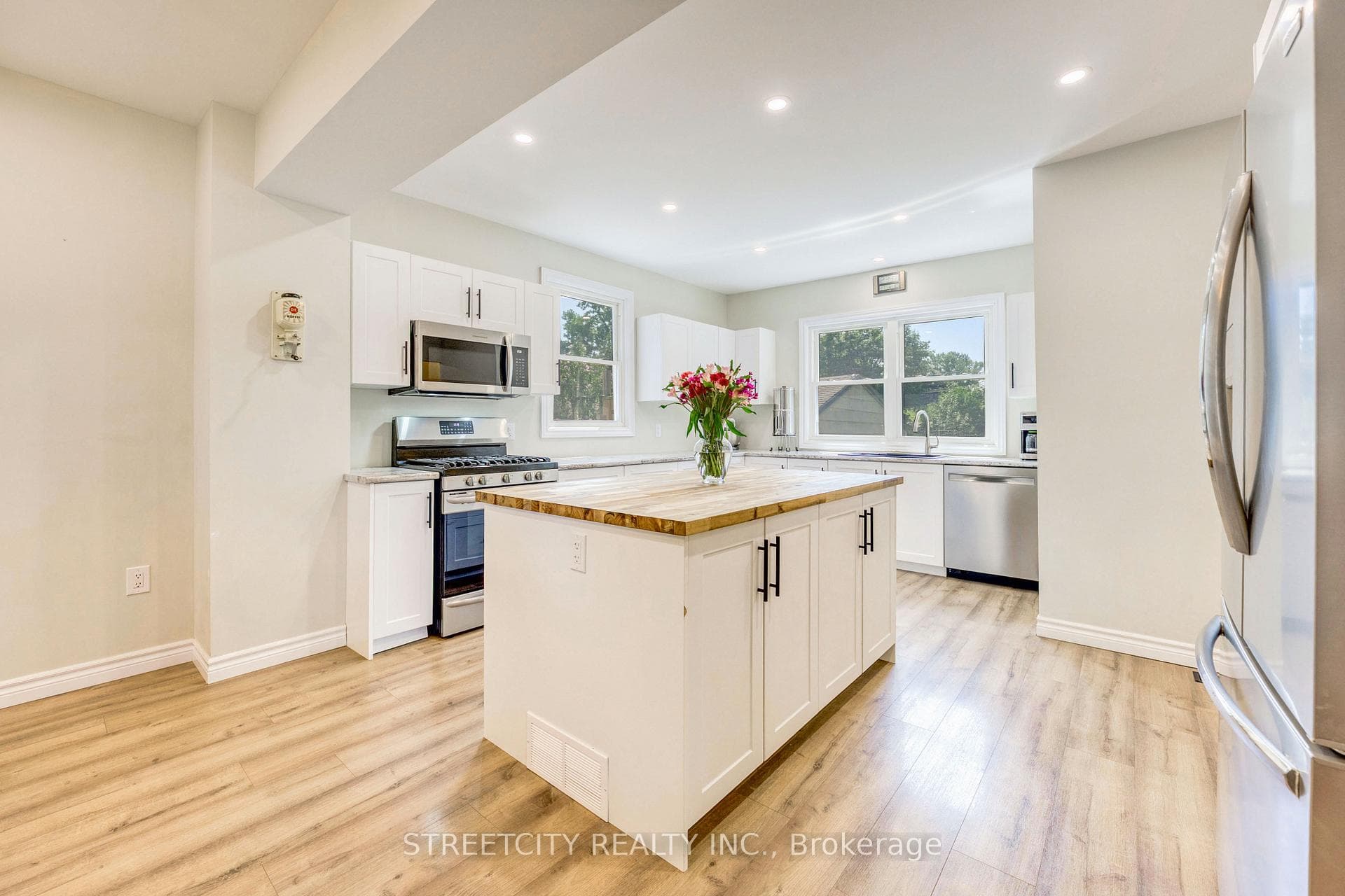 703 Wellington Street photo 7