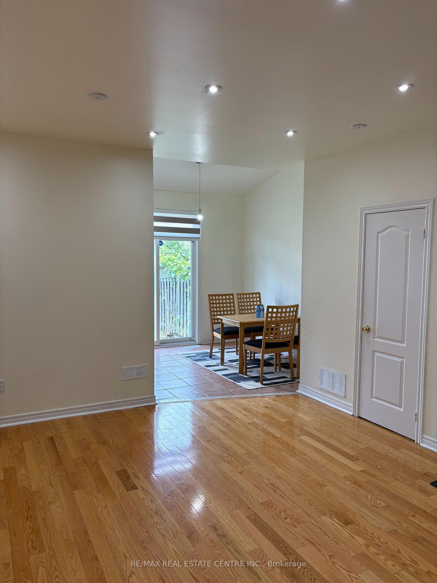 799 Ledbury Crescent photo 8