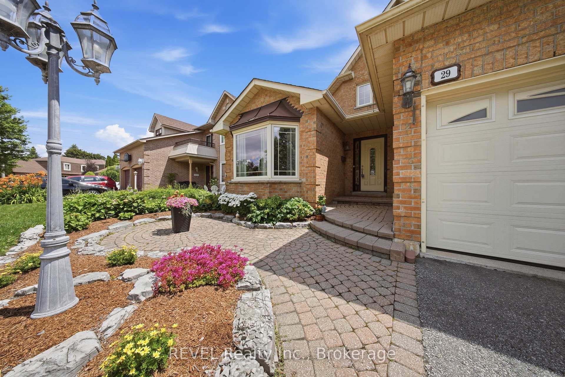29 Stratton Crescent photo 2
