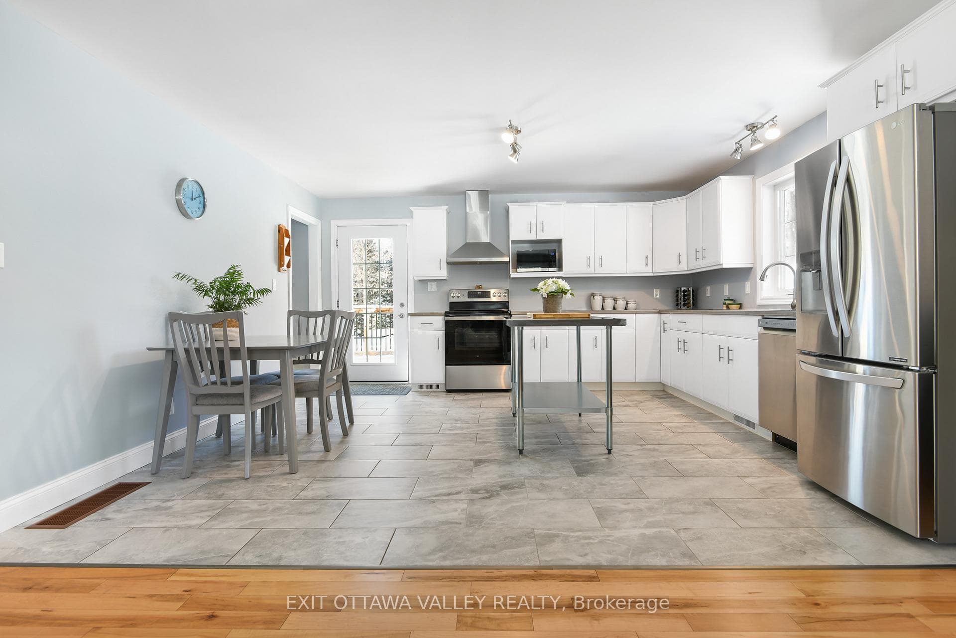 bright and spacious kitchen