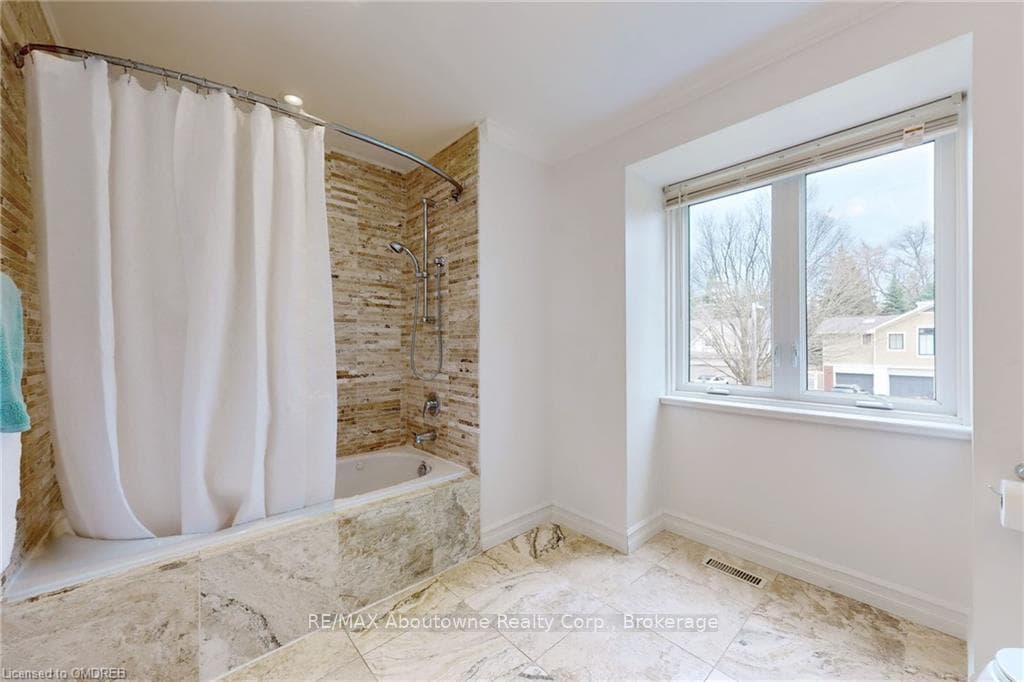 2269 ALL SAINTS Crescent photo 27
