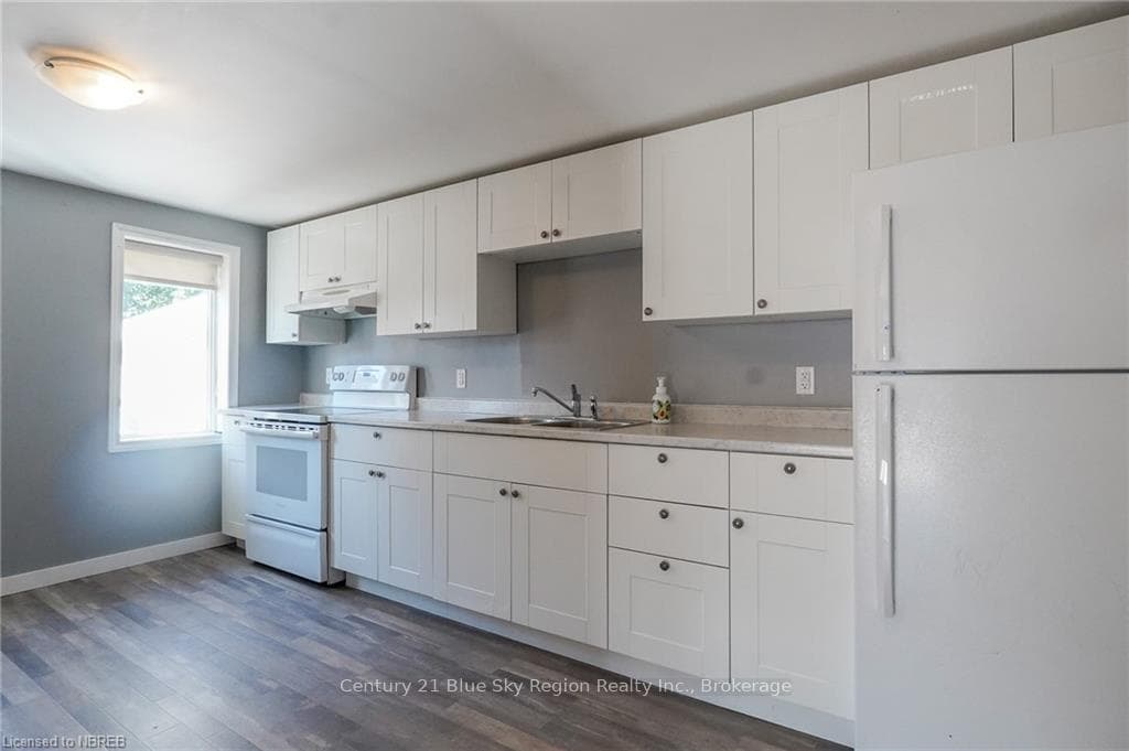 653 DOUGLAS Street photo 3