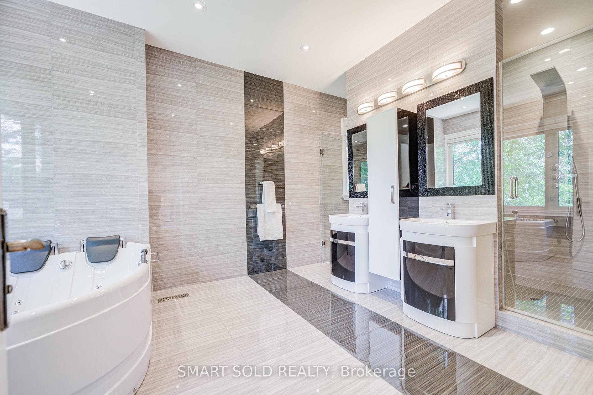 201 Burnhamthorpe Road photo 26