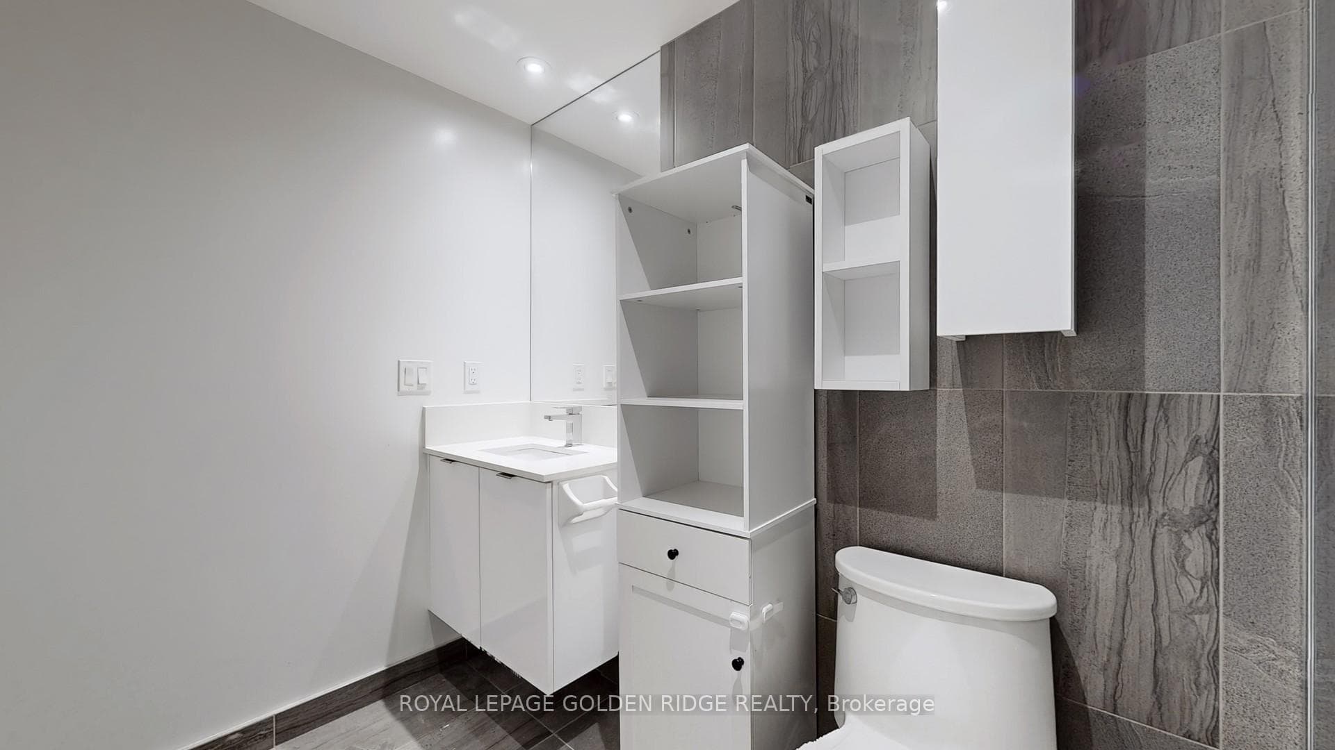 99 Broadway Avenue Unit 2607 photo 12