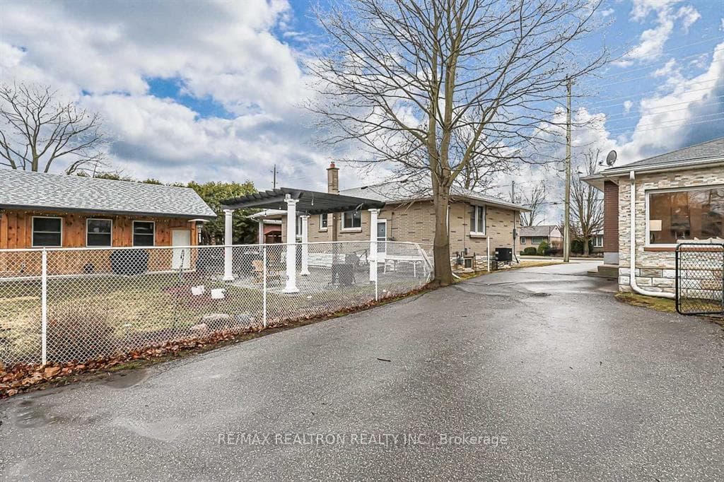 917 Henry Street photo 24