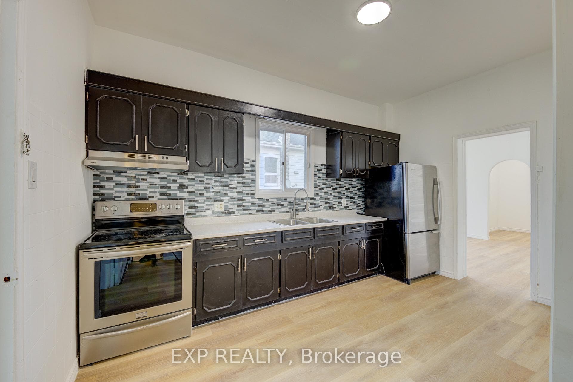 524 Simcoe Street photo 23
