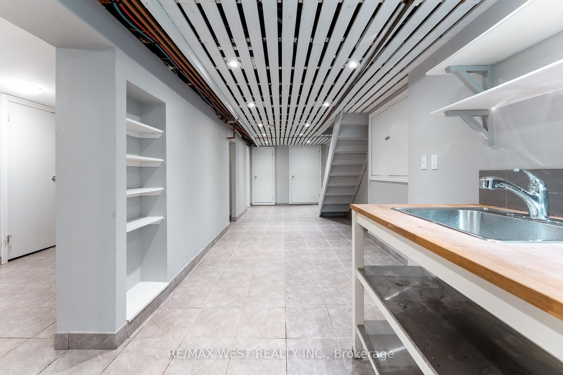 101 Grenadier Road photo 37