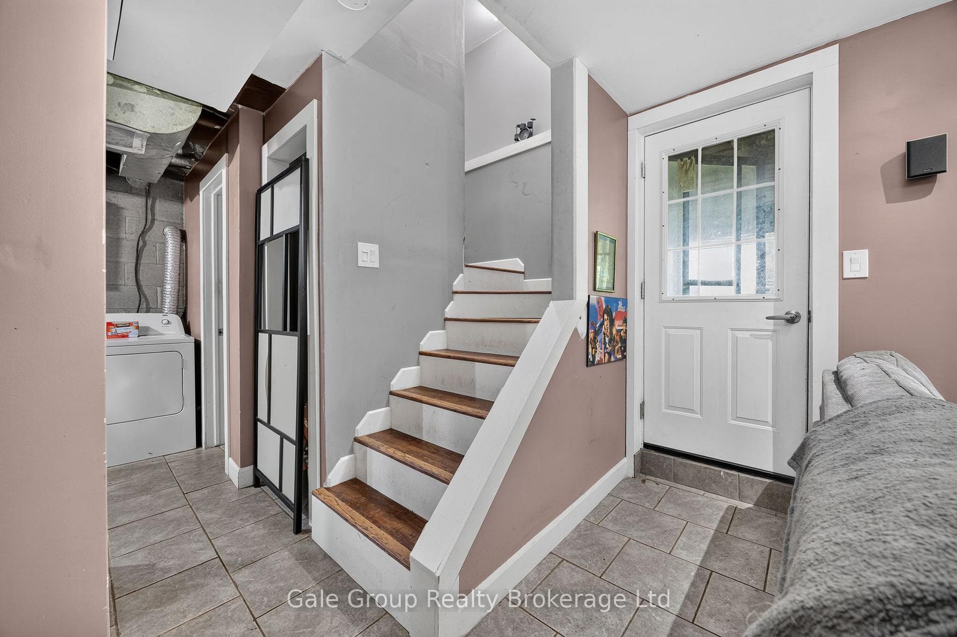 813 Dufferin Street photo 9