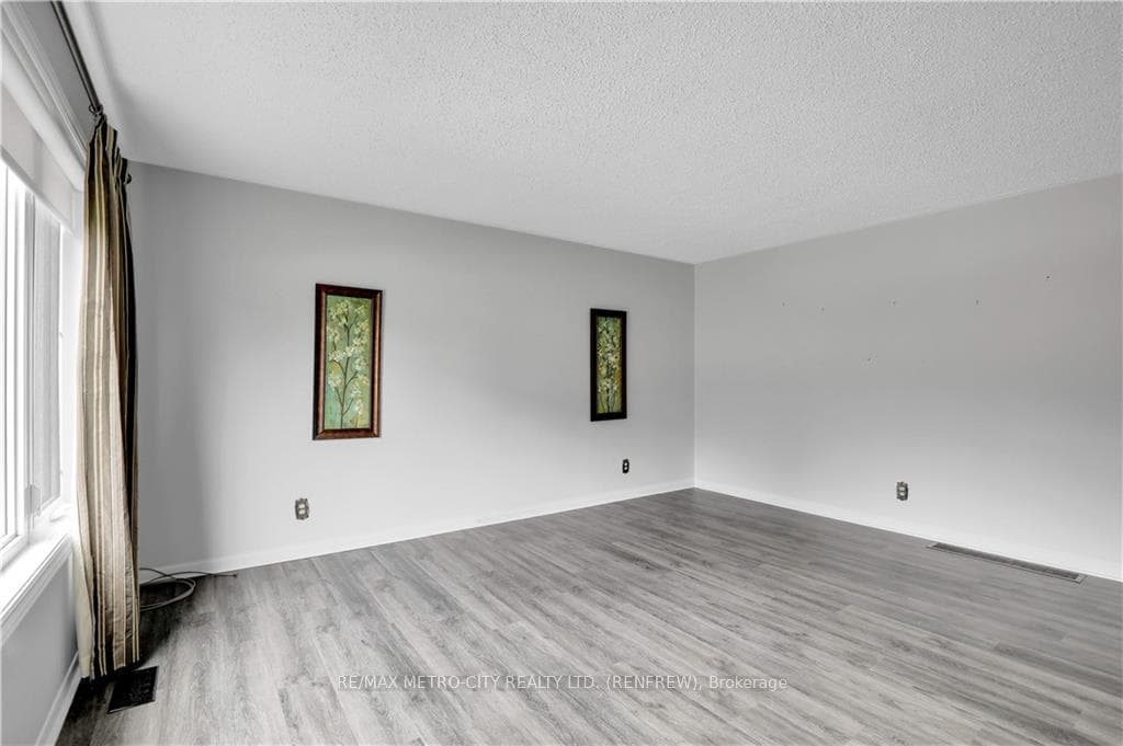 85 SIMPSON Avenue photo 7