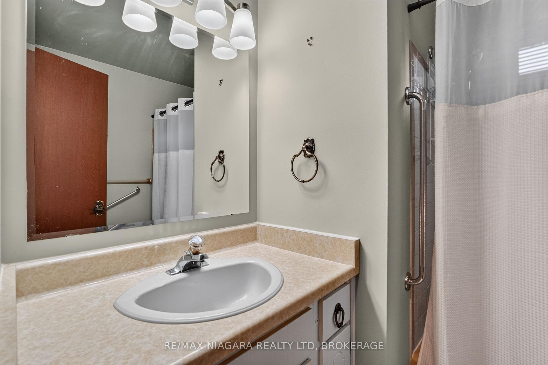 5777 Sunnylea Crescent photo 26