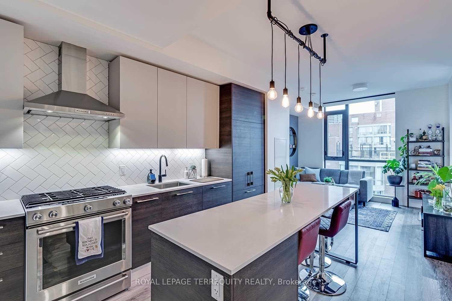 2118 Bloor Street Unit 403 photo 3