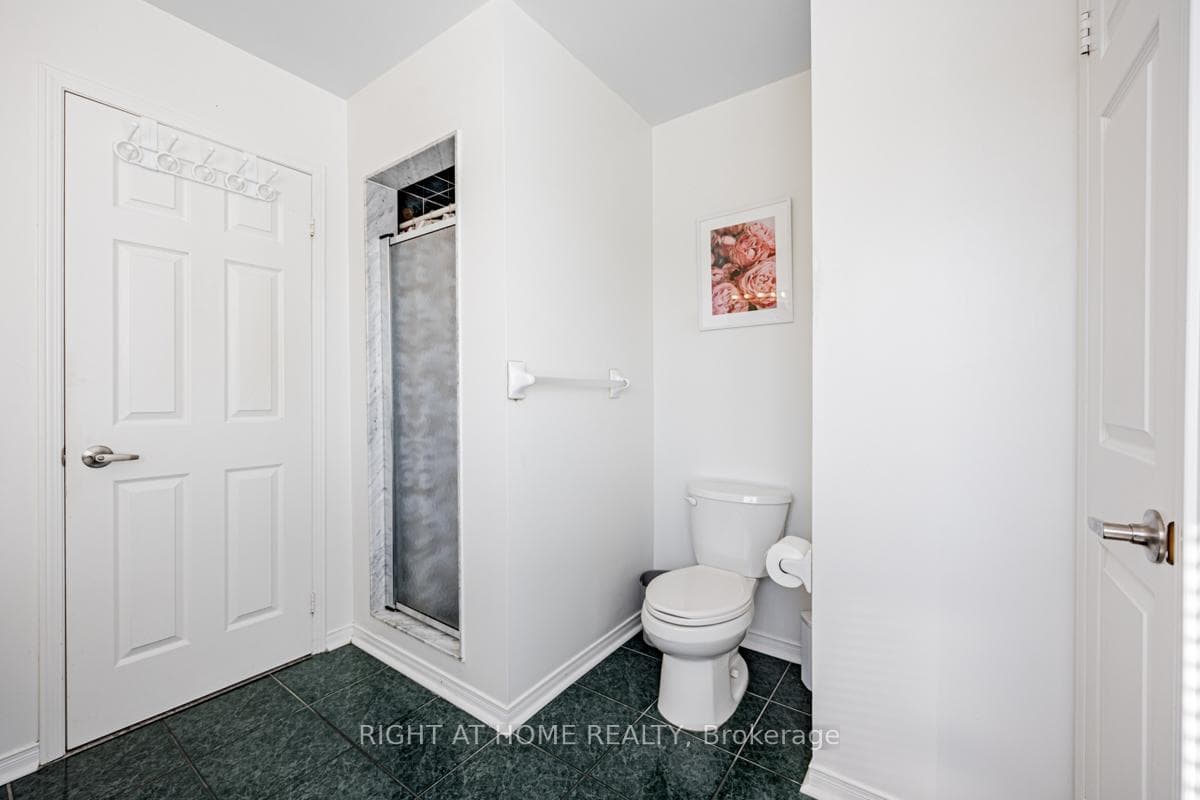 1448 Sandhurst Crescent photo 25