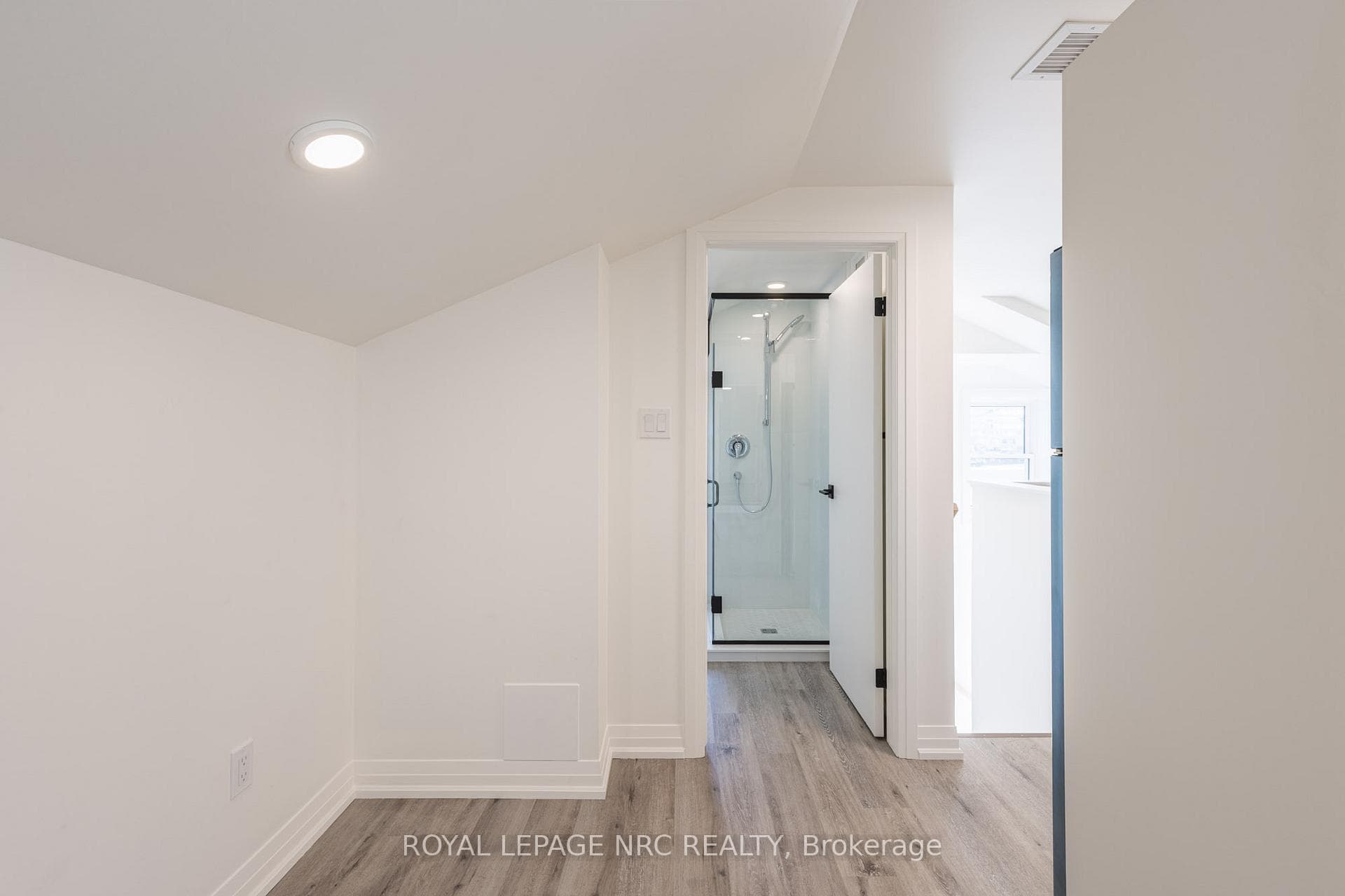 22-24 Queenston Street Unit Upper photo 11