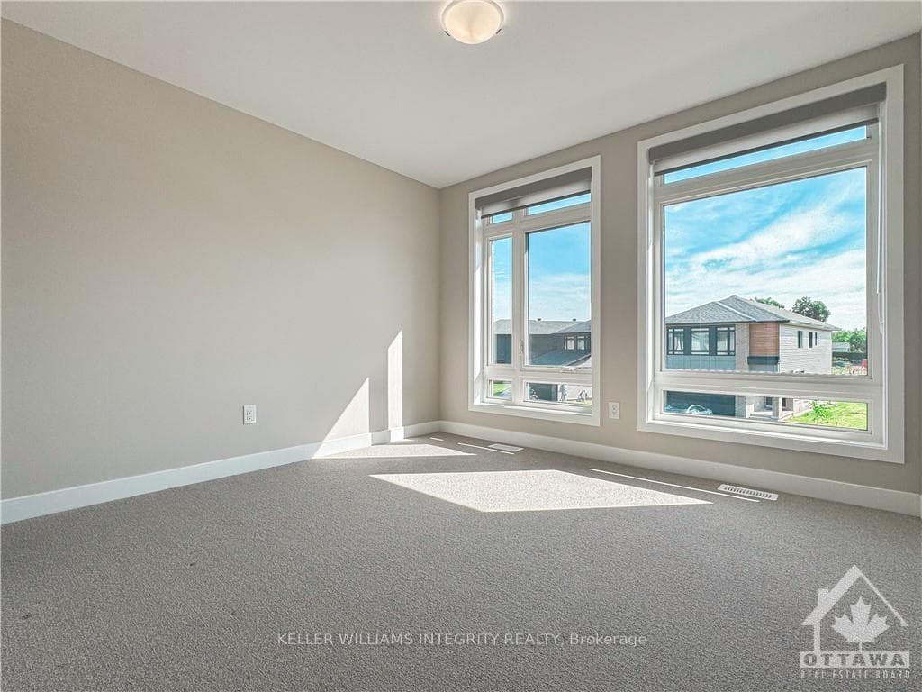 308 WHITHAM Crescent photo 23