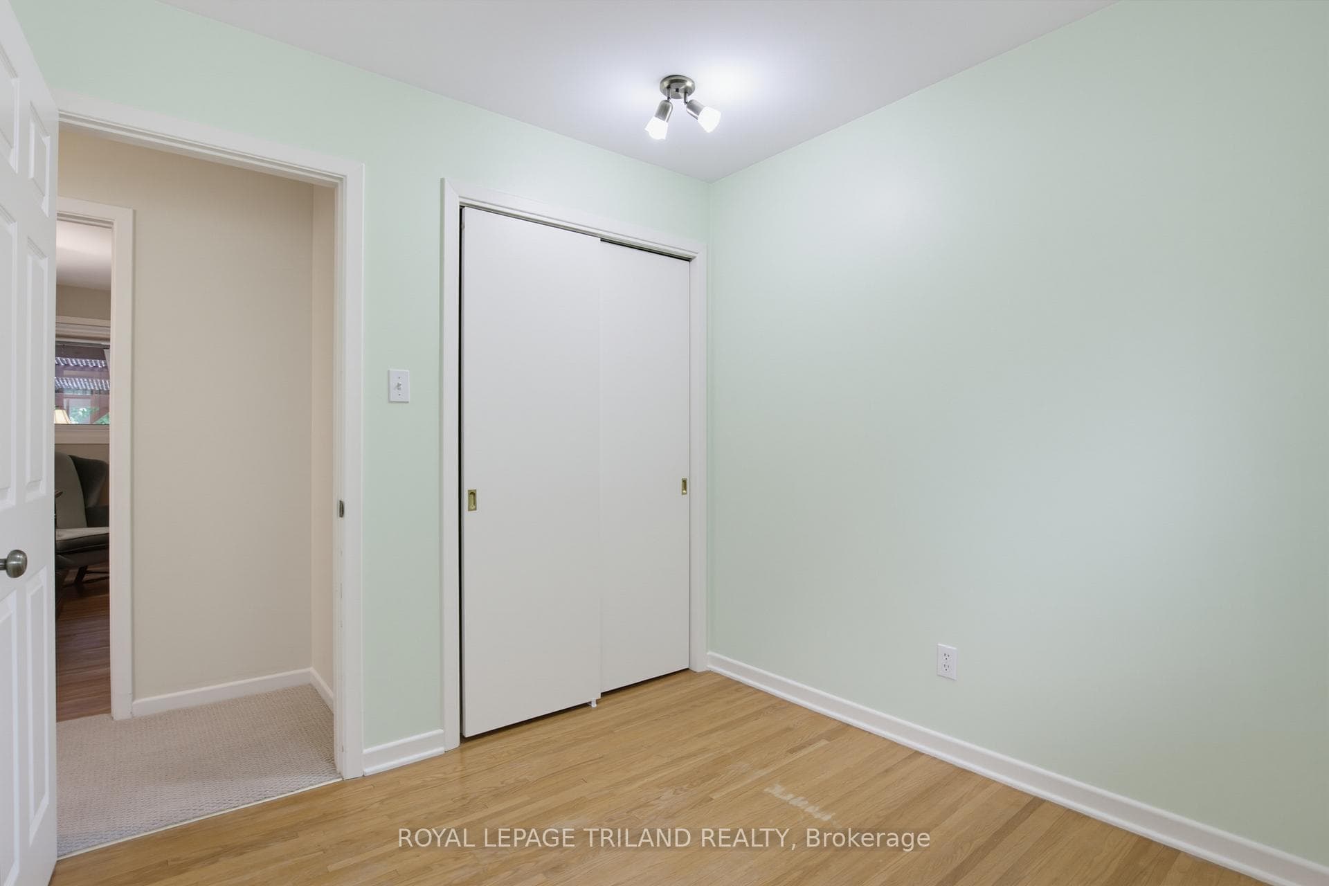 115 Champlain Crescent photo 13