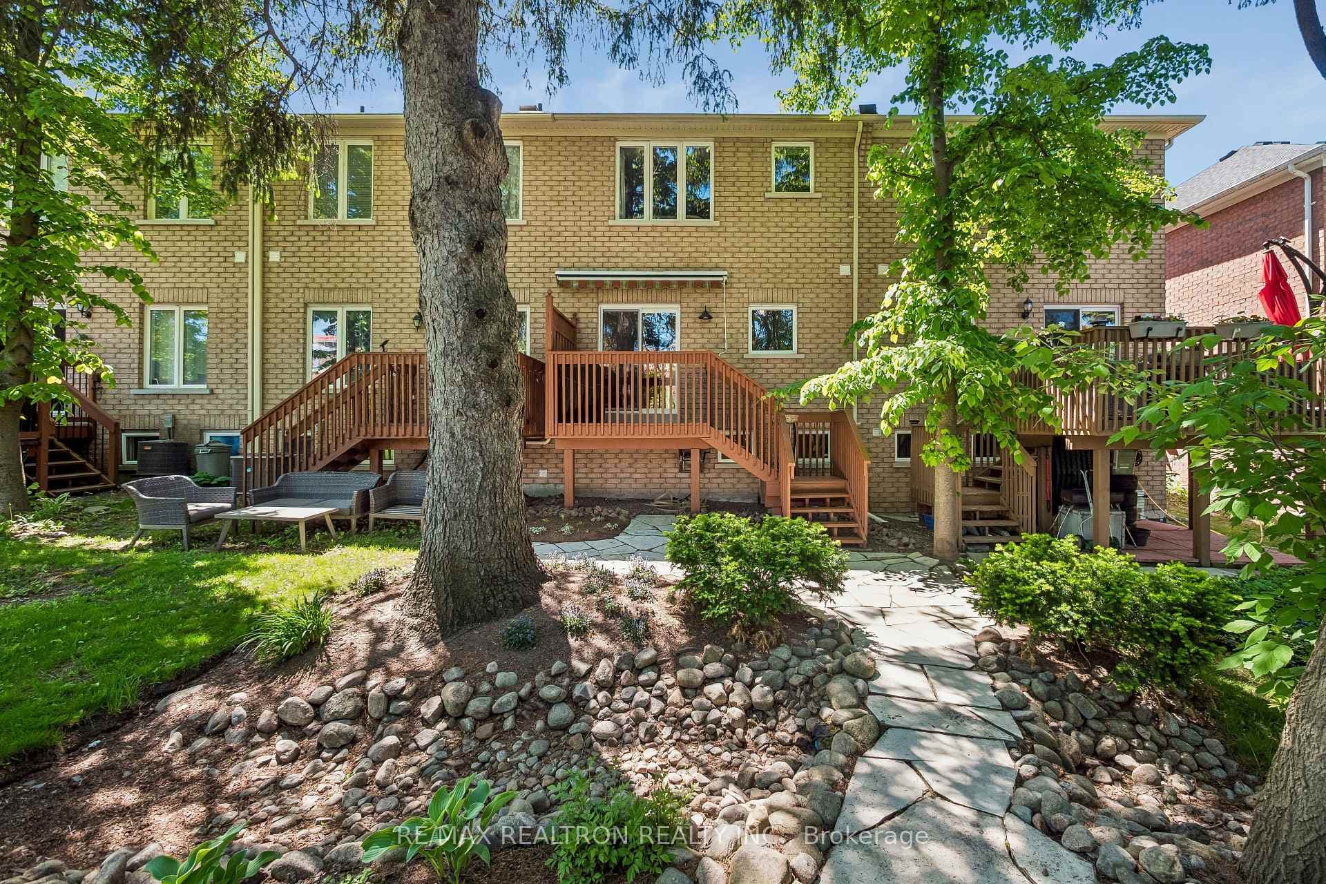 272 Tom Taylor Crescent photo 32