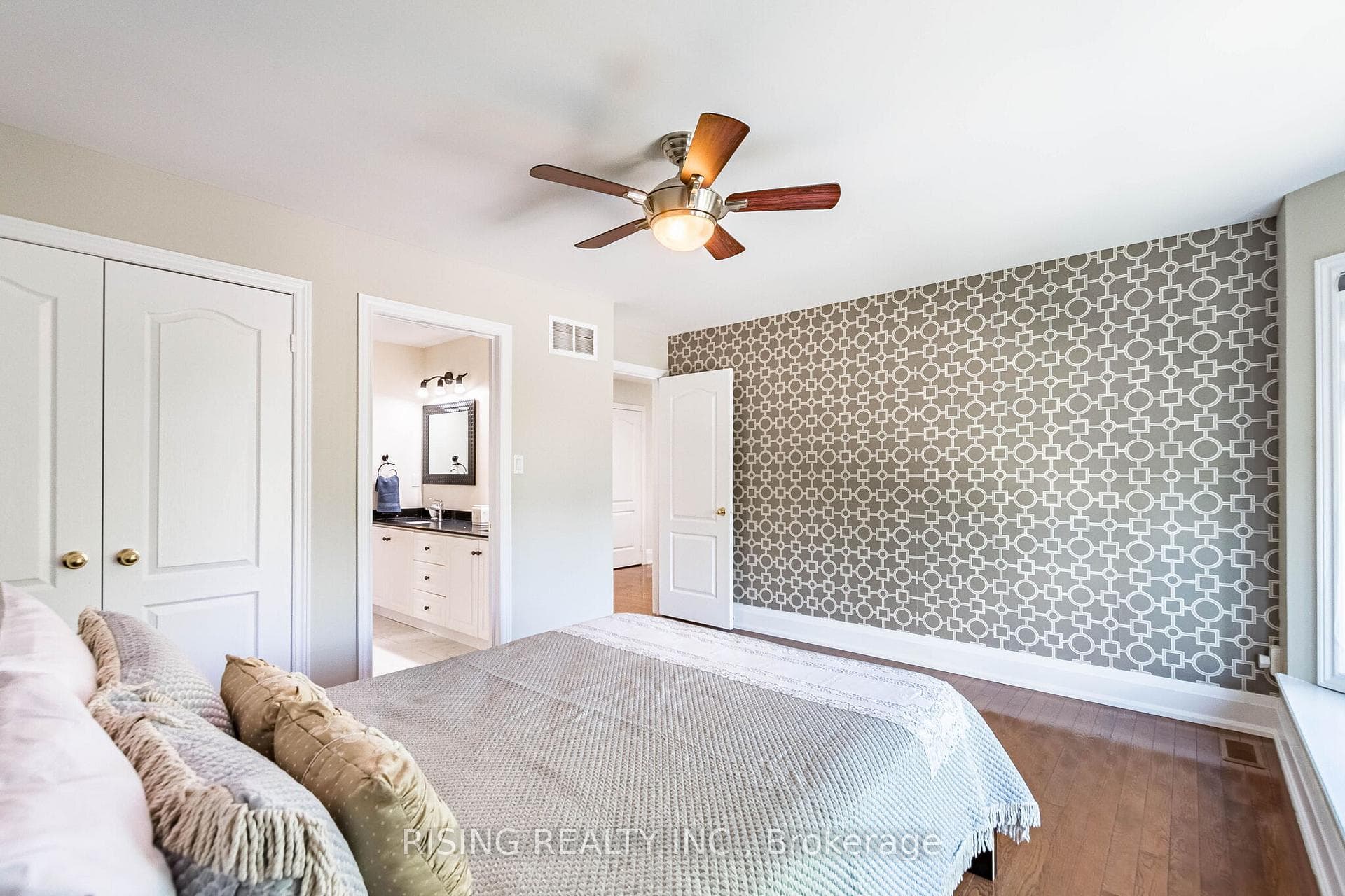 112 Great Lakes Boulevard photo 31