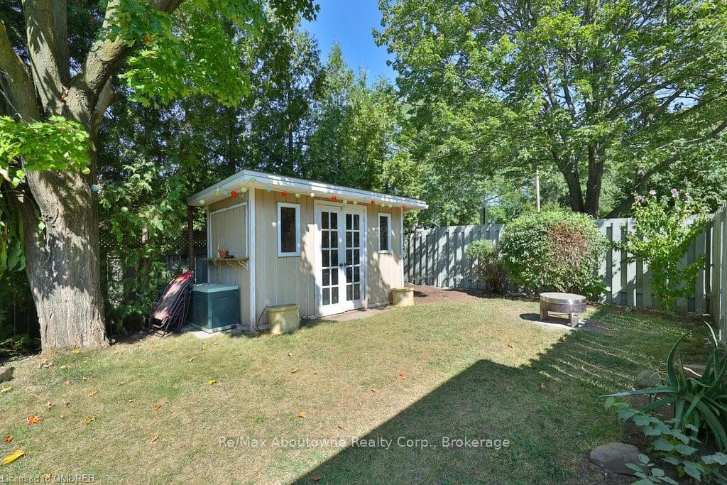 2069 THORNLEA Drive photo 32