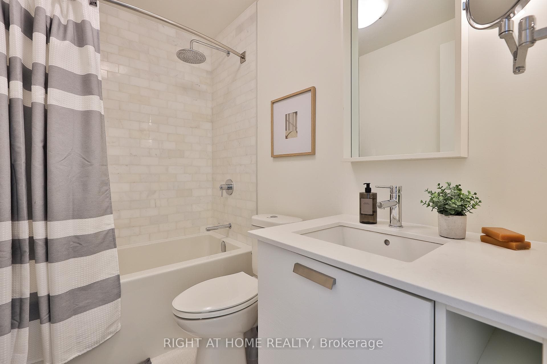 243 Perth Avenue Unit 310 photo 16