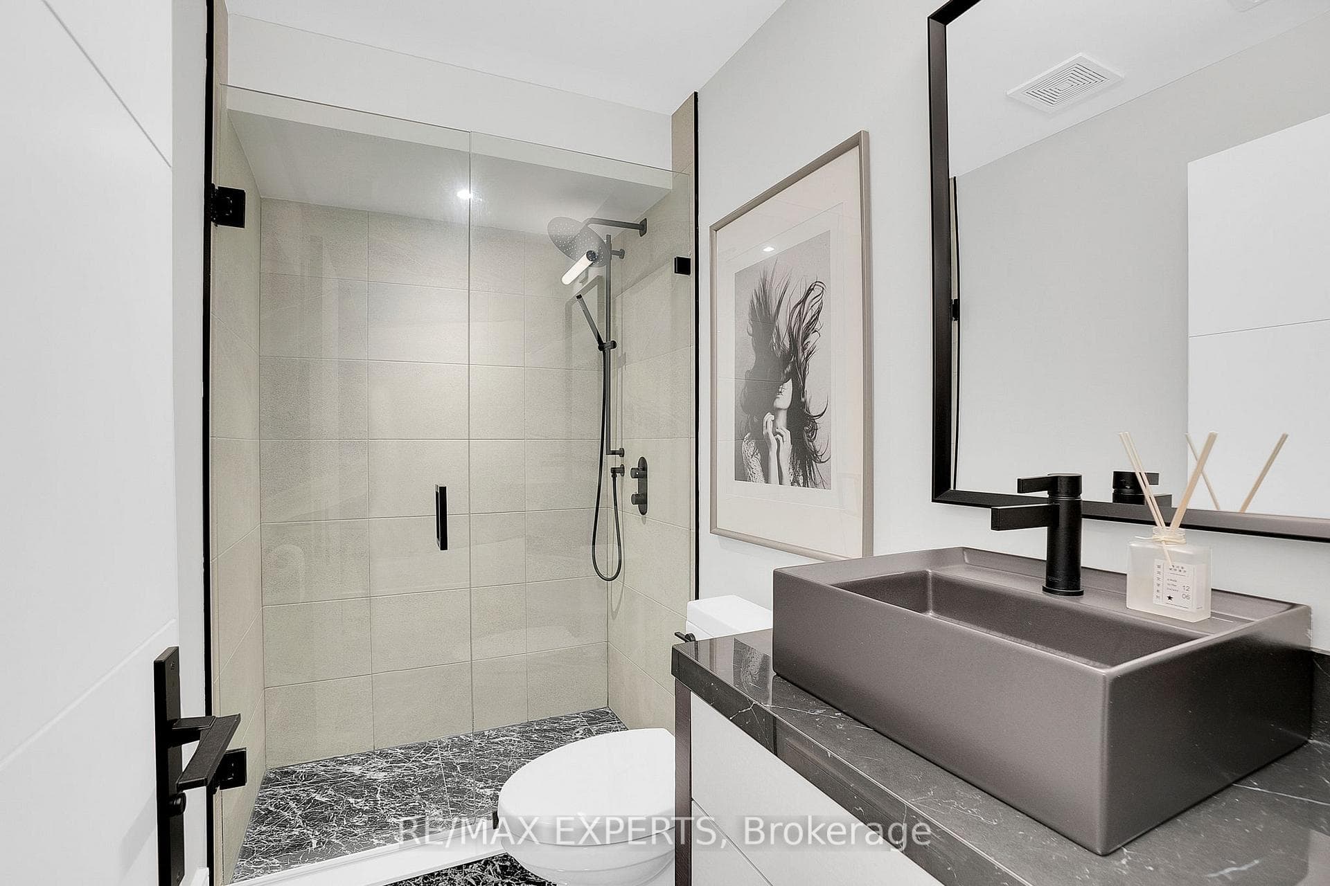 66B Victor Avenue photo 25