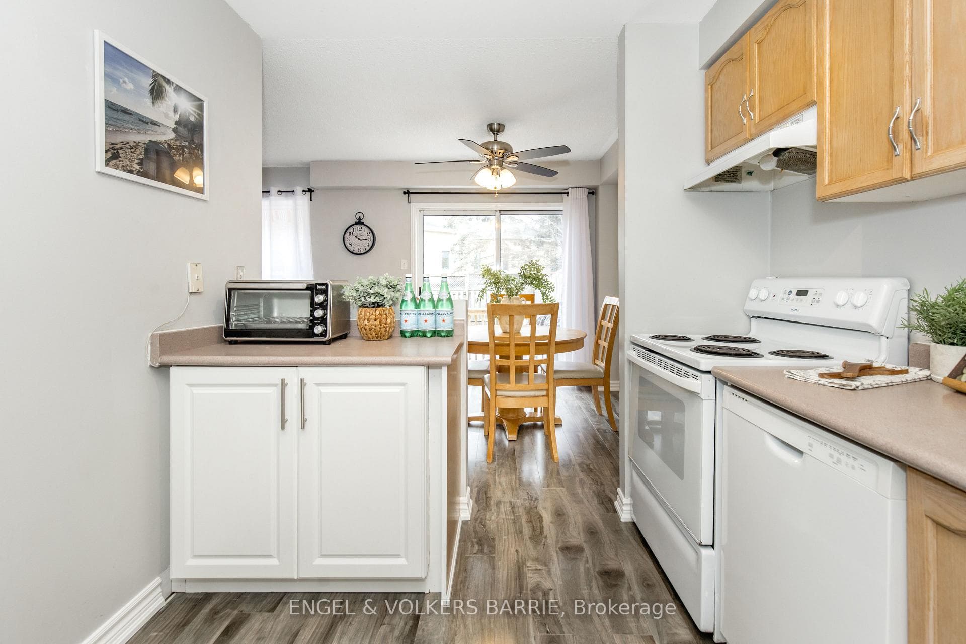 154 PICKETT Crescent photo 20