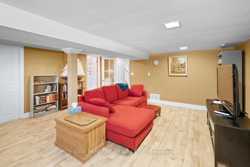 583 Stephens Crescent photo 30