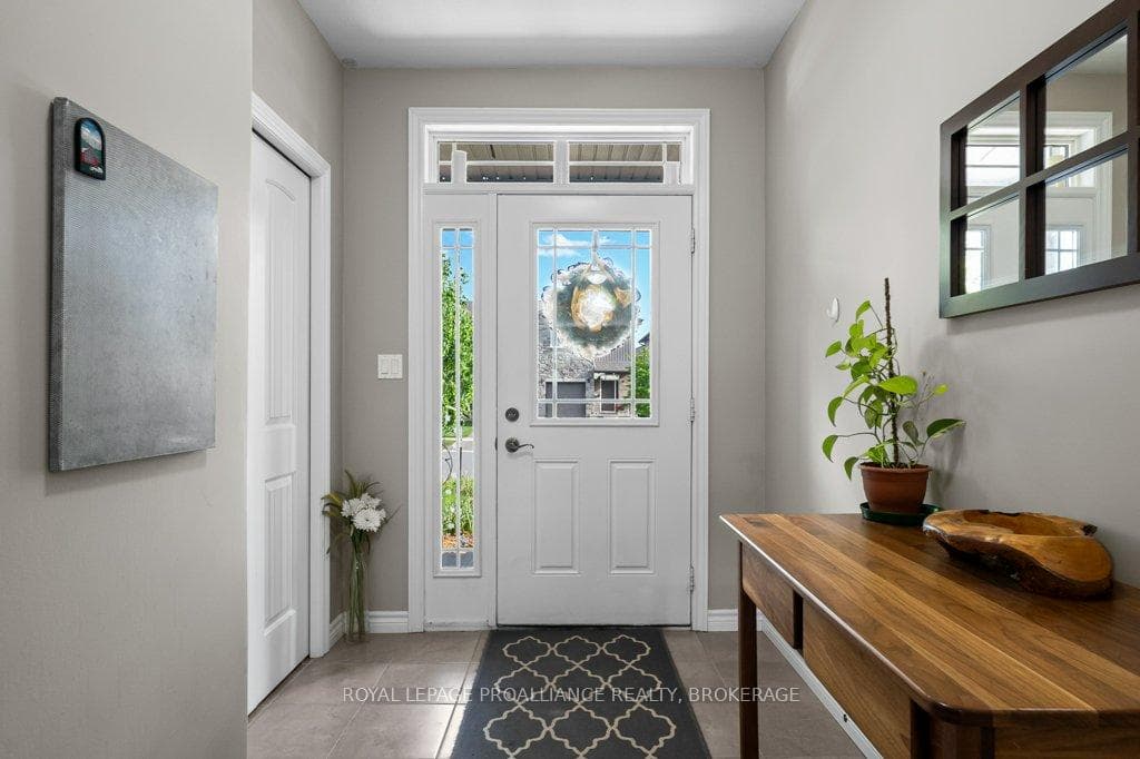 1560 Davenport Crescent photo 4