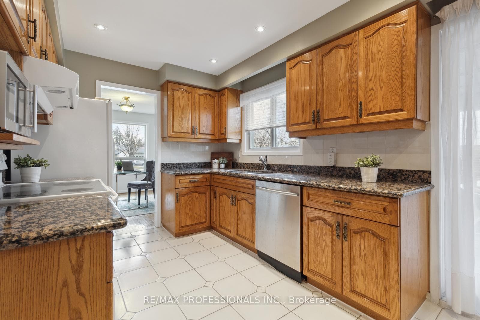 85 Thicket Road photo 13