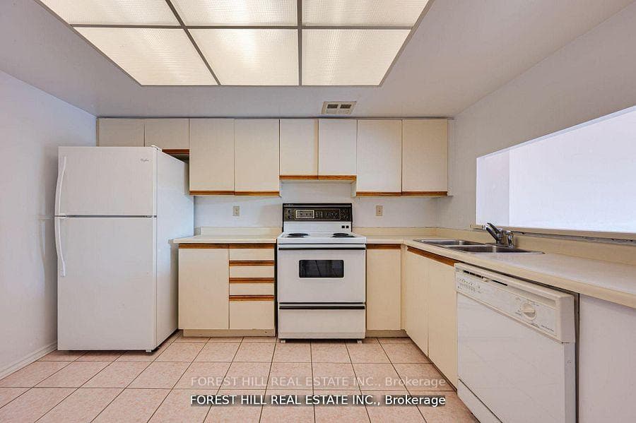 7440 Bathurst Street Unit 308 photo 5