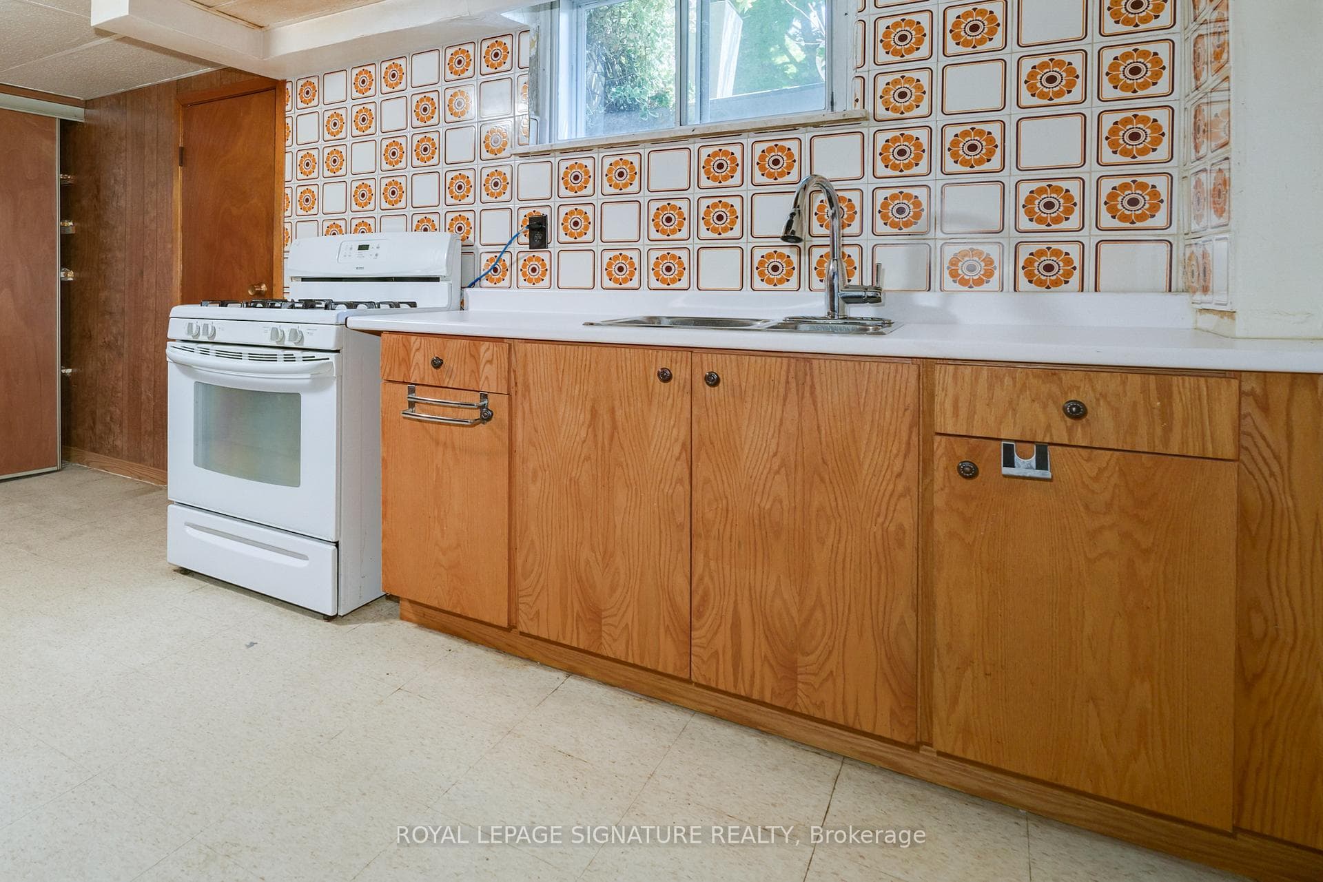 146 Upper Canada Drive photo 23