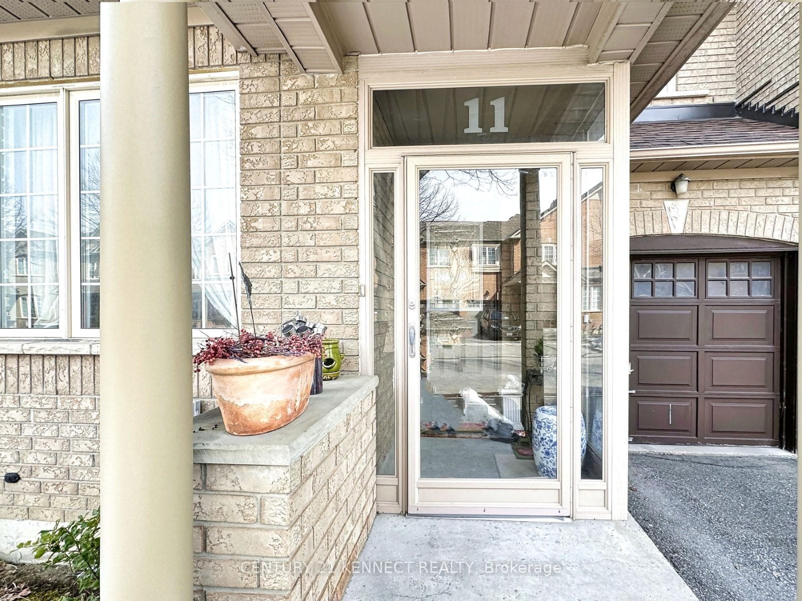 11 Magnotta Road photo 2