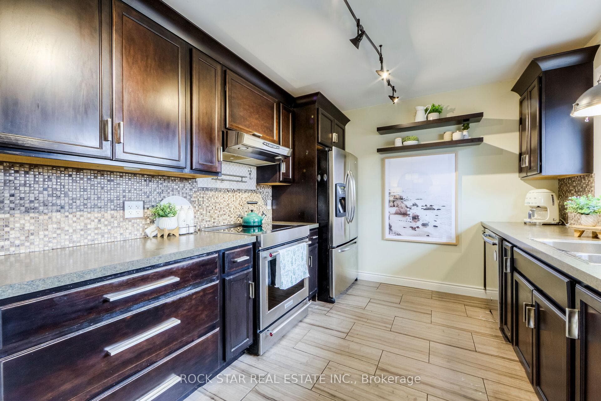 351 Strathcona Drive photo 19