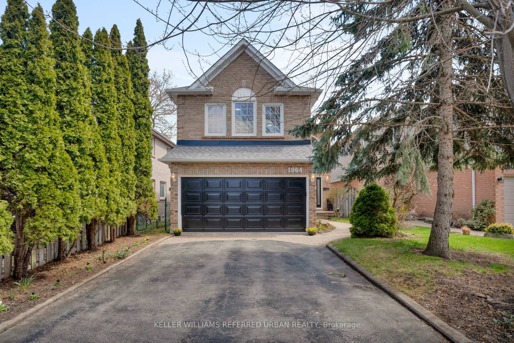 1064 Moorelands Crescent photo 1
