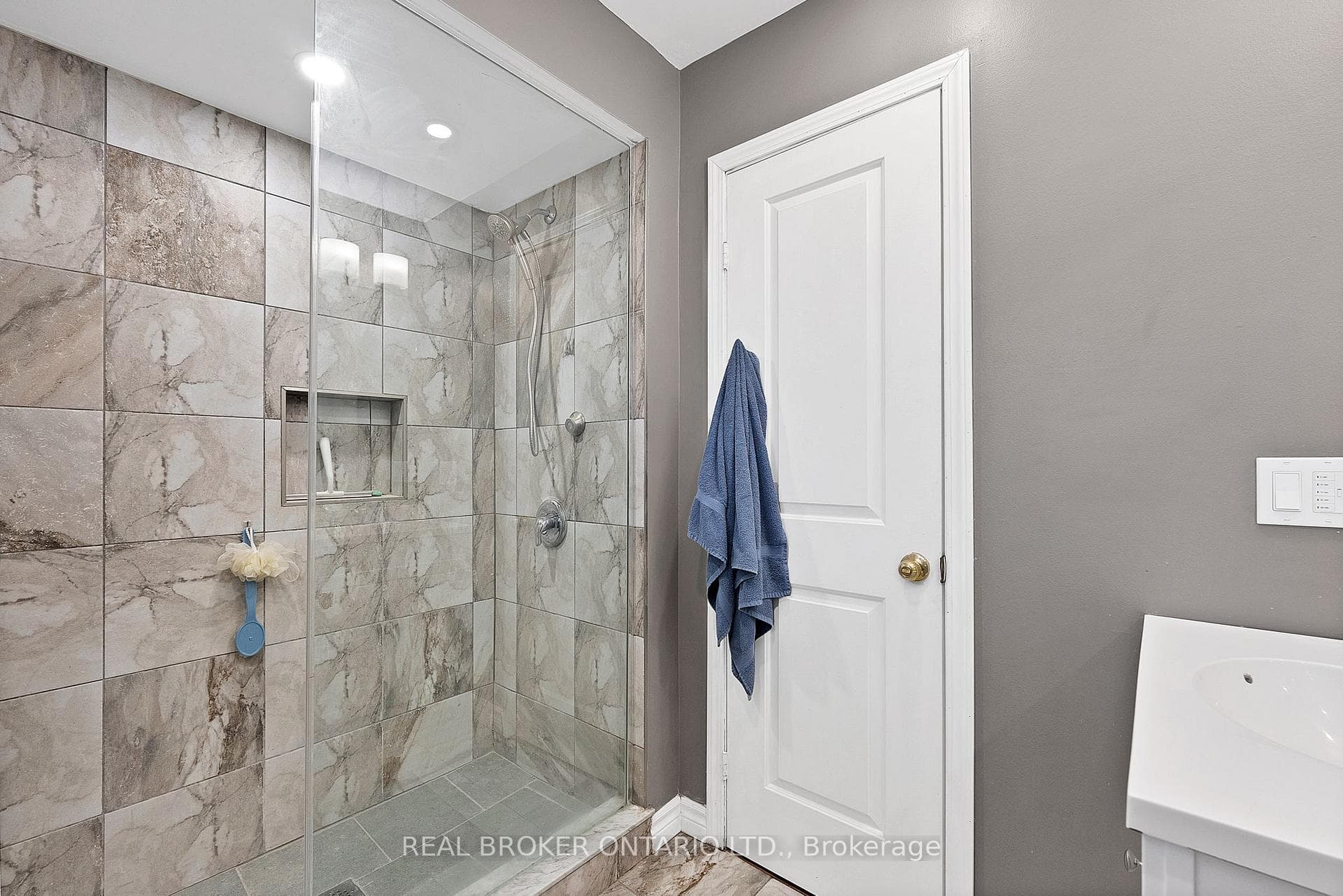 1674 Beaton Way photo 26